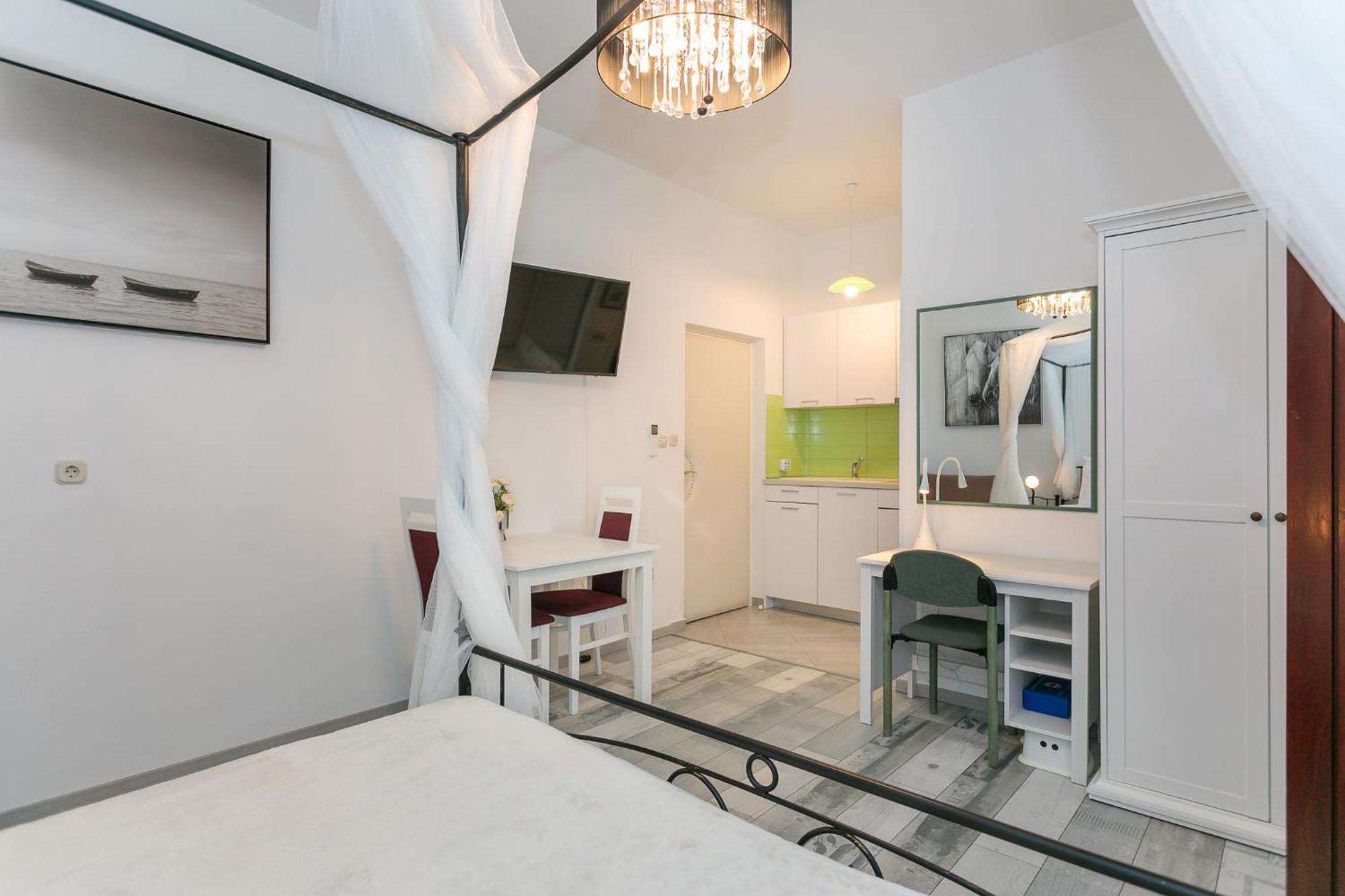 Apartments Delfin Кърк Екстериор снимка