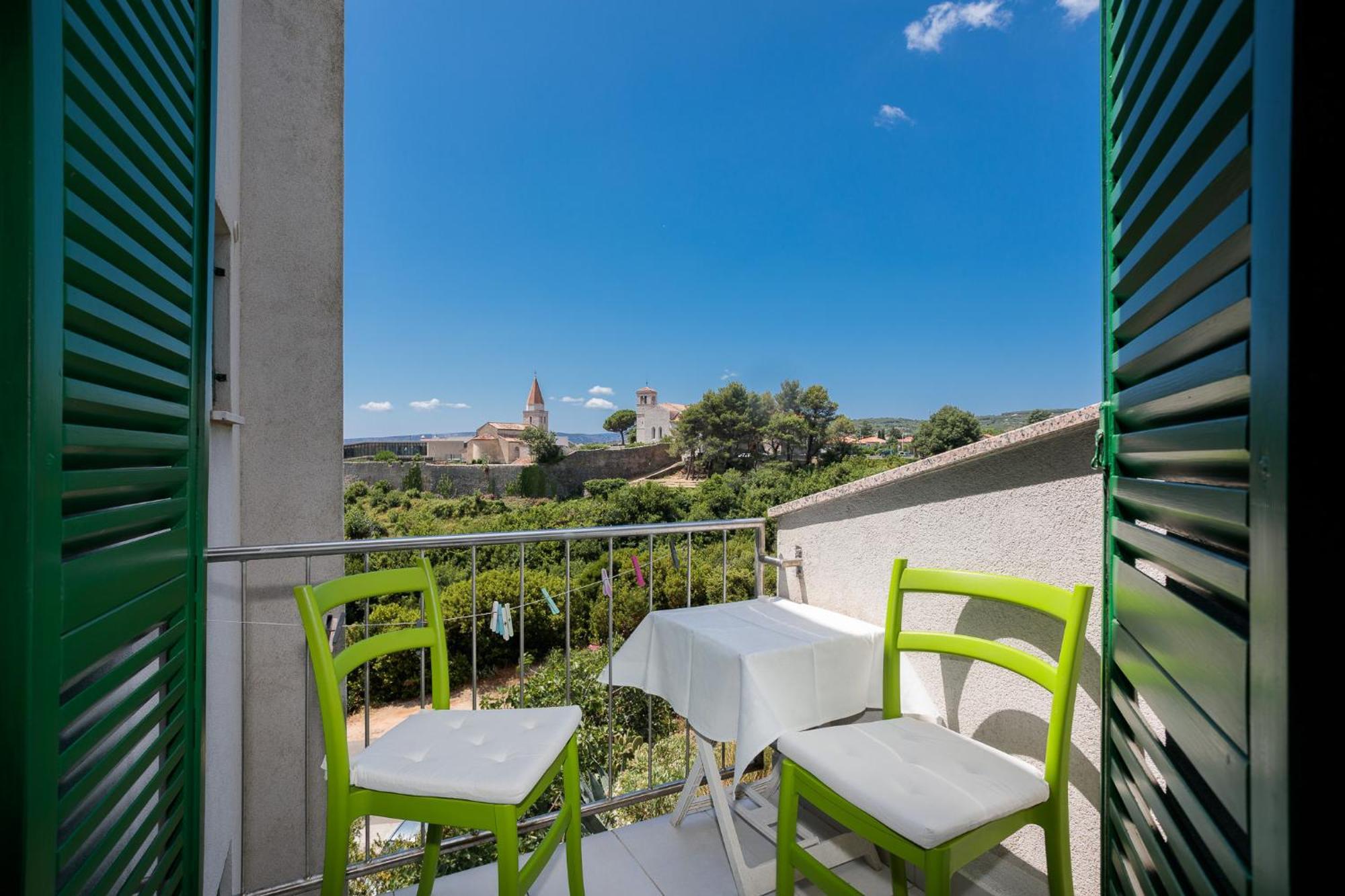 Apartments Delfin Кърк Екстериор снимка