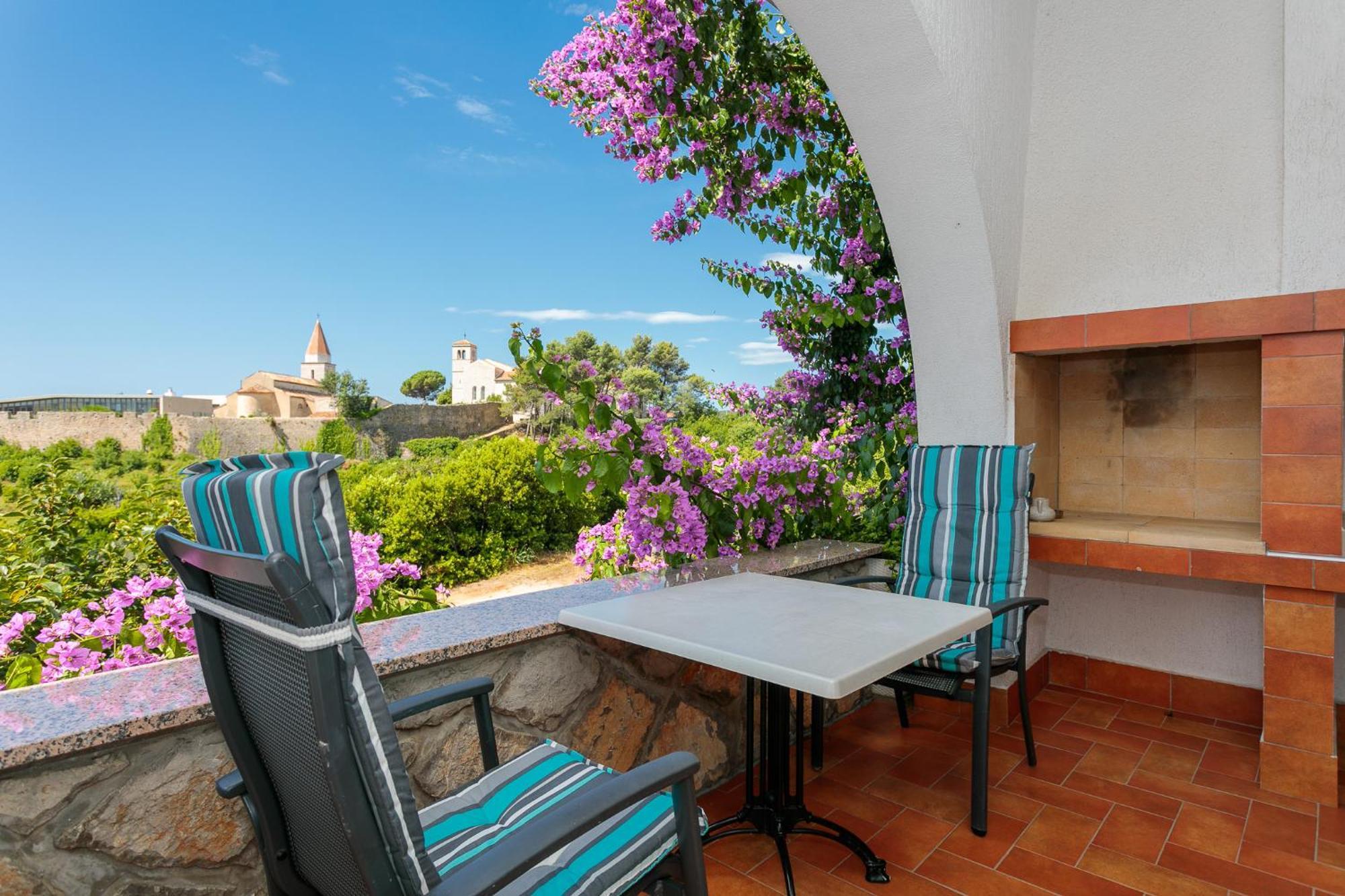 Apartments Delfin Кърк Екстериор снимка
