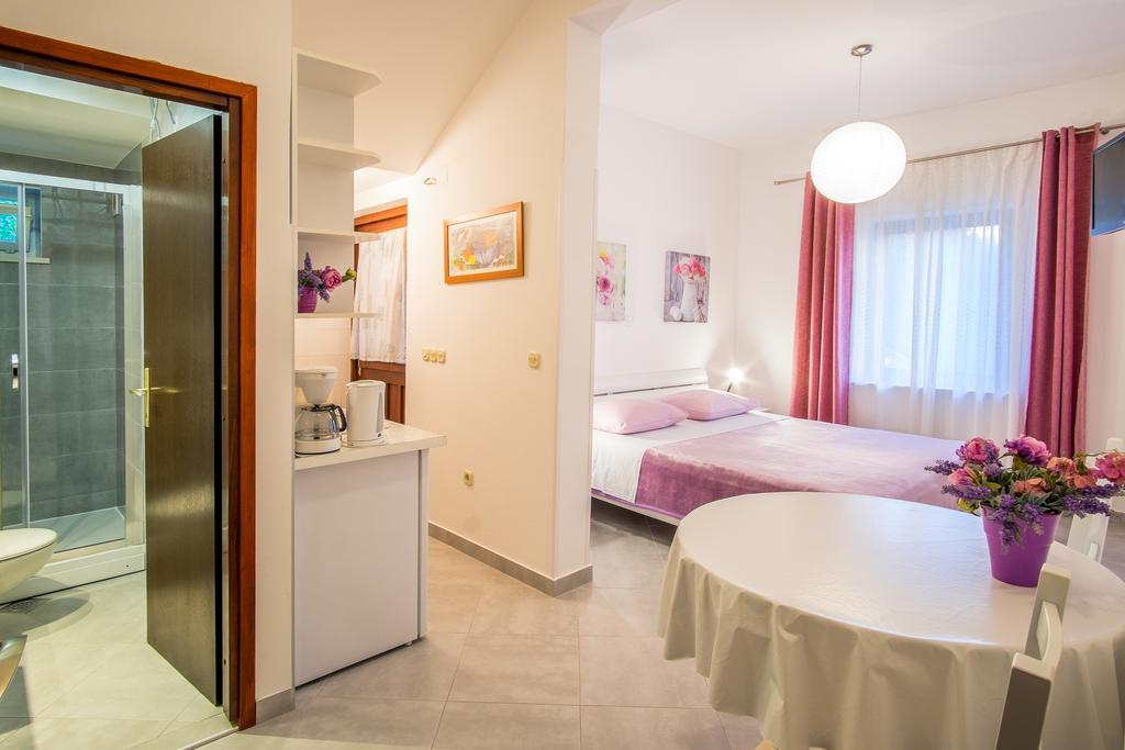 Apartments Delfin Кърк Екстериор снимка