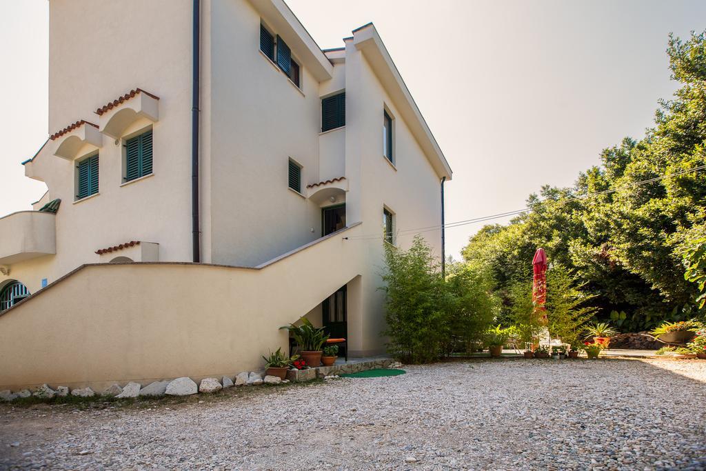 Apartments Delfin Кърк Екстериор снимка